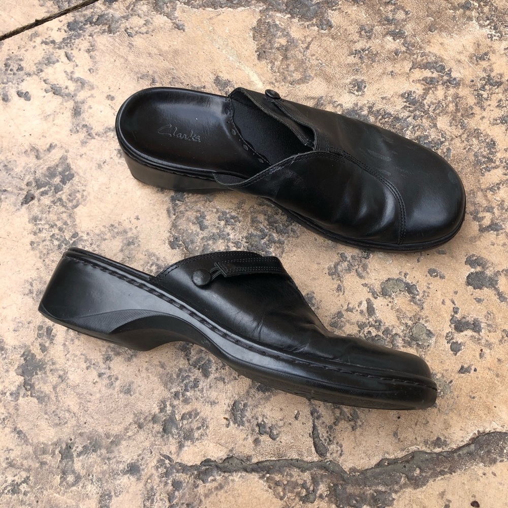 CLARKS LEATHER LOAFERS/ CLOGS